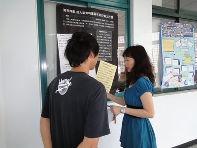 99學年度書報討論成果展--老師蒞臨指導（第一回合）圖片