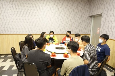 111學年度迎新餐會--烤仕院海鮮燒烤圖片(另開新視窗)