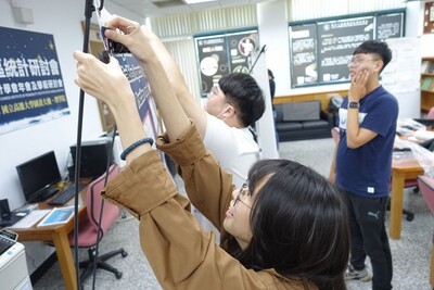 111學年度書報討論成果展--張貼壁報圖片(另開新視窗)