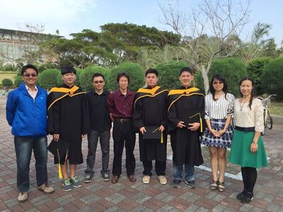 103年入學學生畢業團照側拍圖片