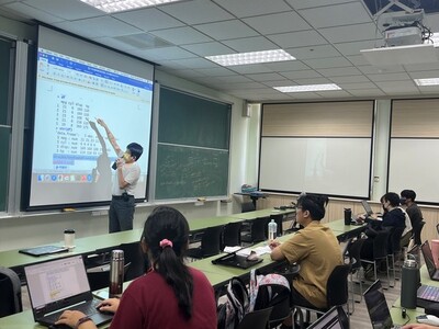 AI統計學習與人工智慧講習會II-鄒慶士教授主講圖片(另開新視窗)