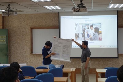 113學年度書報討論壁報展示TA示範教學圖片(另開新視窗)