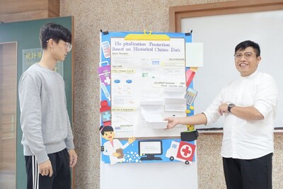111學年度書報討論壁報展示TA示範教學圖片(另開新視窗)