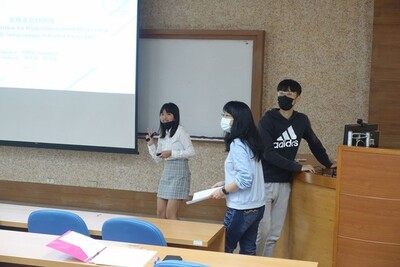 111學年度書報討論成果展-口頭報告-2圖片(另開新視窗)
