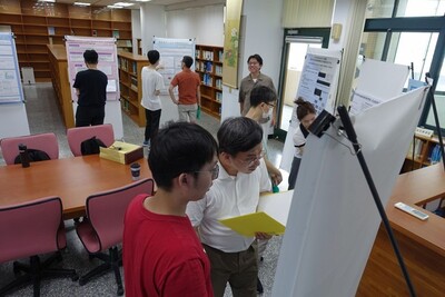 113學年度書報討論成果展--壁報展示暨老師蒞臨指導圖片(另開新視窗)