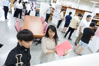 111學年度書報討論成果展--壁報展示暨老師蒞臨指導圖片(另開新視窗)