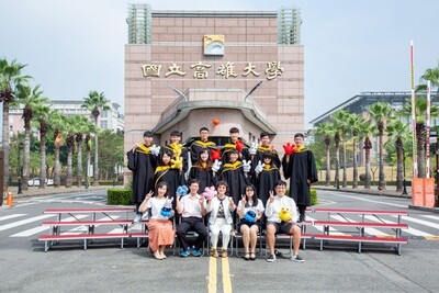 111學年度畢業團拍圖片(另開新視窗)