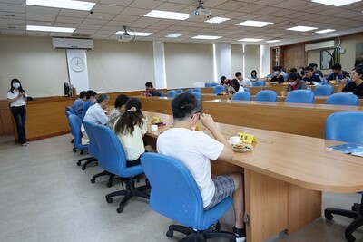 111學年度新生座談會圖片(另開新視窗)