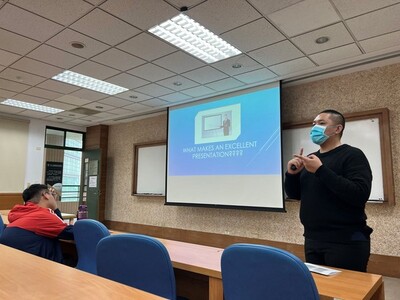 111學年度大專校院學生雙語化學習計畫之【普及提升學校】系列講座--英文簡報製作(戴瑋先生)圖片(另開新視窗)