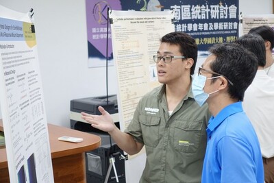 112學年度書報討論成果展--壁報展示暨老師蒞臨指導圖片(另開新視窗)