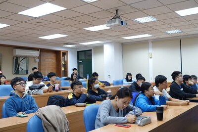 108-1創新學院微學分課程【大數據分析業界實務分享】業師協同授課實況--錢冠邑工程師主講圖片