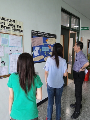 100學年度書報討論成果展--壁報展示暨老師蒞臨指導圖片