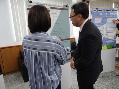 107學年度書報討論成果展--壁報展示暨老師蒞臨指導-2圖片