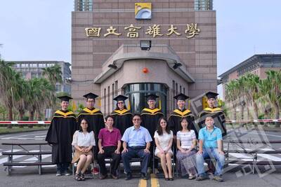 104年入學學生畢業團照圖片
