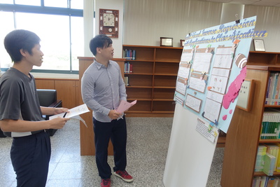 104學年度書報討論成果展--壁報展示暨老師蒞臨指導圖片
